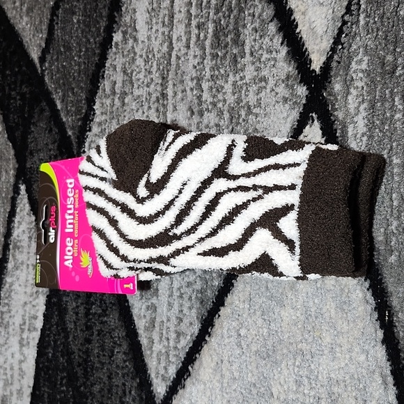 AIRPLUS 2- ZEBRA PRINT ALOE INFUSED MOISTURIZING CREW SOCKS - Picture 2 of 12